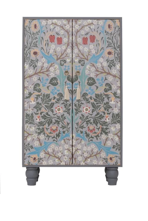 RNT By Really Nice Things Buffet Armoire En Pin Massif Imprimé Floral Sur Fond Bleu. 1 RNT By Really Nice Things Buffet Armoire En Pin Massif Imprimé Floral Sur Fond Bleu.
