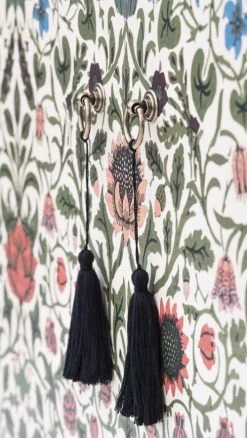 RNT By Really Nice Things Buffet Armoire En Pin Massif Imprimé Floral Sur Fond Noir. -Boutique Maisons du Monde buffet armoire en pin massif imprime floral sur fond noir 15