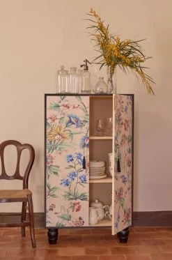RNT By Really Nice Things Buffet Armoire En Pin Massif Imprimé Floral Sur Fond Noir. -Boutique Maisons du Monde buffet armoire en pin massif imprime floral sur fond noir 2