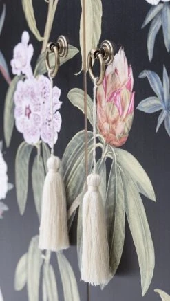 RNT By Really Nice Things Buffet Armoire En Pin Massif Imprimé Floral Sur Fond Noir 11 RNT By Really Nice Things Buffet Armoire En Pin Massif Imprimé Floral Sur Fond Noir -Boutique Maisons du Monde buffet armoire en pin massif imprime floral sur fond noir 9